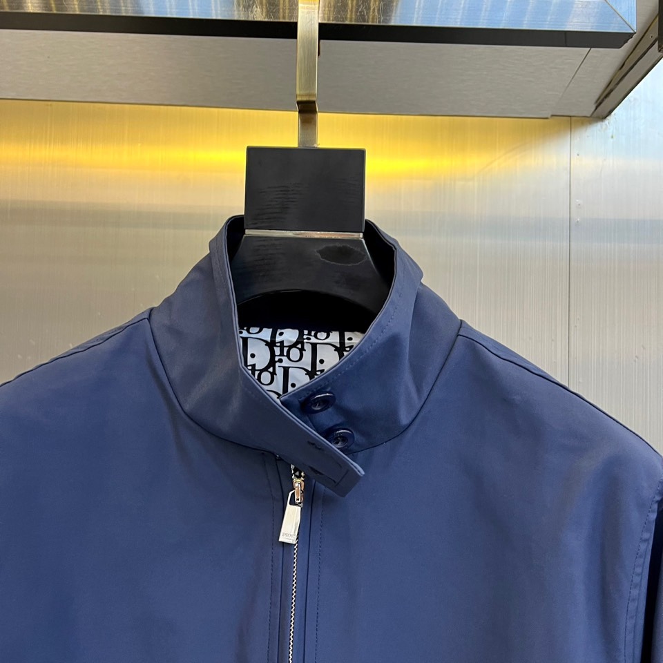 Dio迪奥、2025秋冬新品极简美学夹克。这款夹克采用立领设计搭配顺滑拉链开合系统，衣身以极简剪裁勾勒利