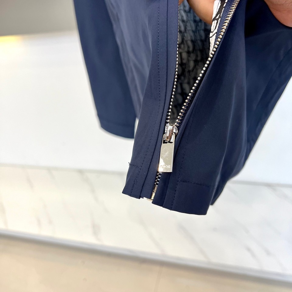 Dio迪奥、2025秋冬新品极简美学夹克。这款夹克采用立领设计搭配顺滑拉链开合系统，衣身以极简剪裁勾勒利