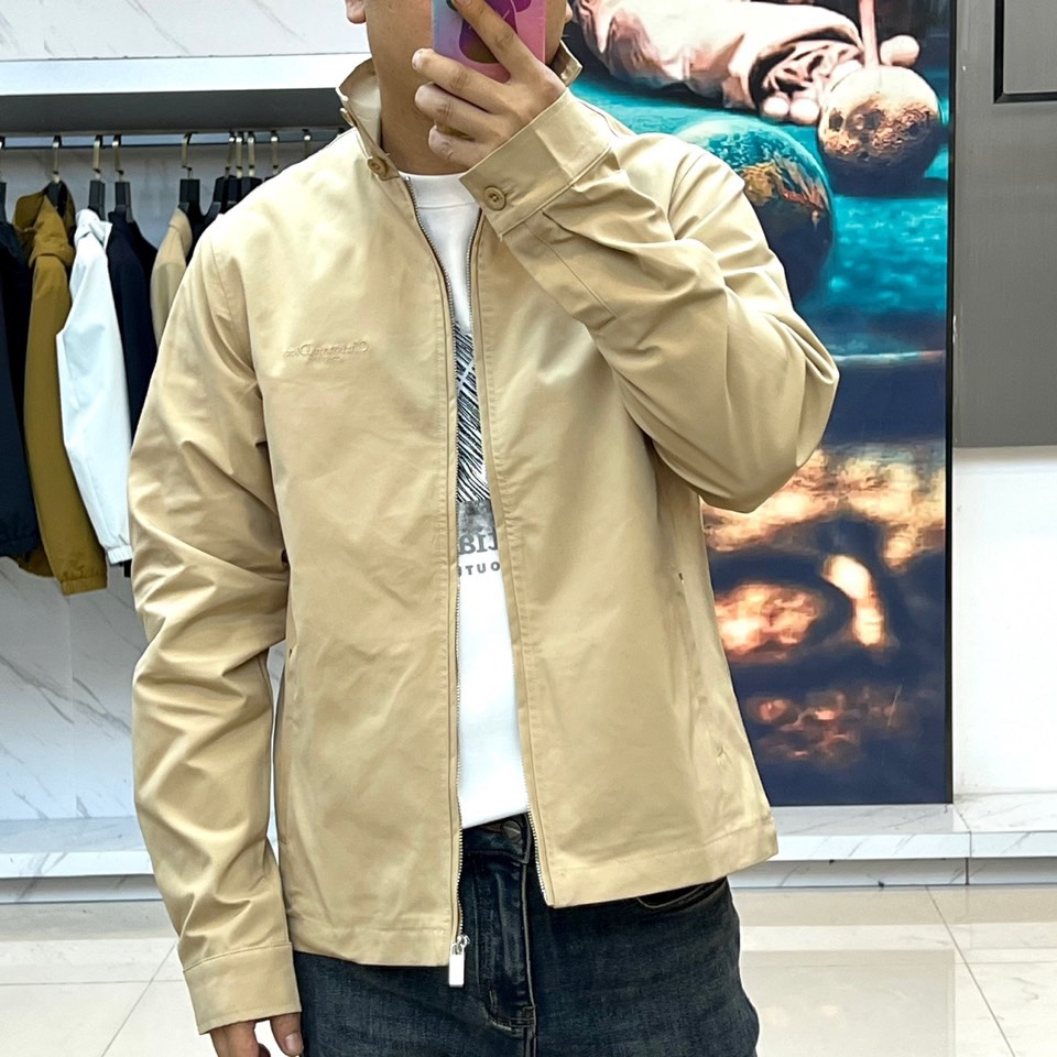 Dio迪奥、2025秋冬新品极简美学夹克。这款夹克采用立领设计搭配顺滑拉链开合系统，衣身以极简剪裁勾勒利