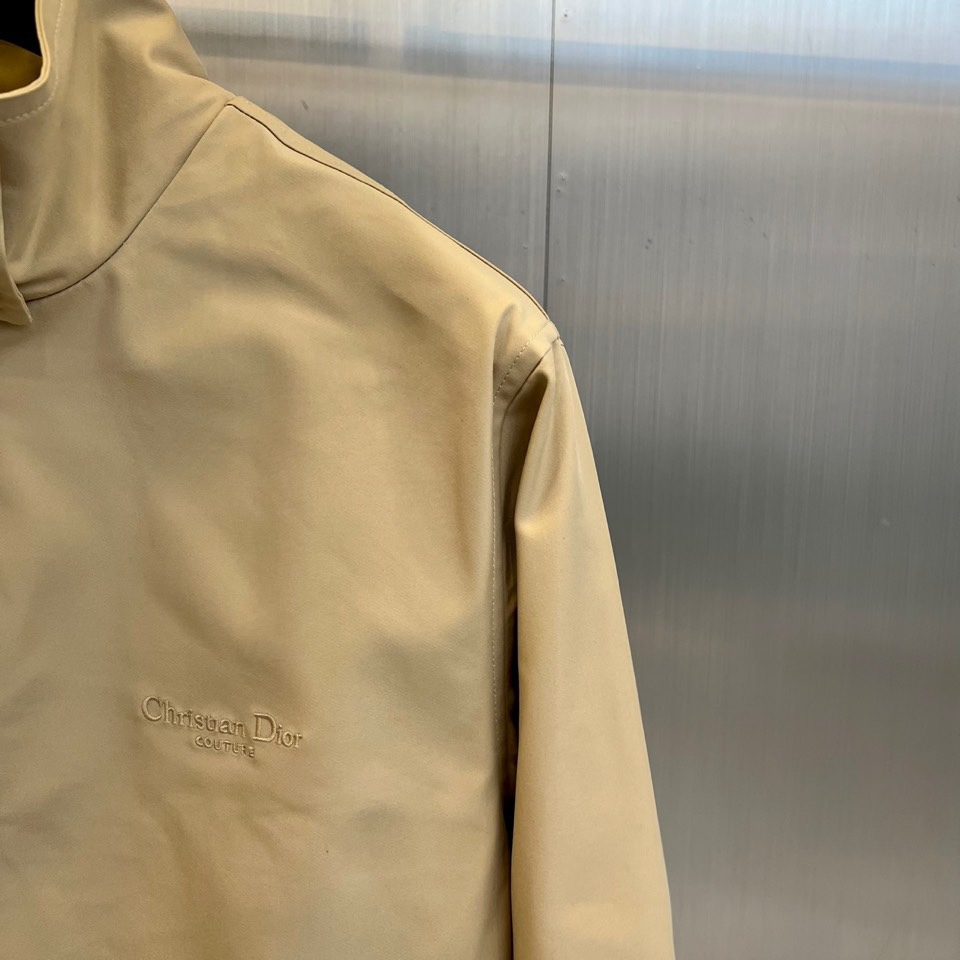 Dio迪奥、2025秋冬新品极简美学夹克。这款夹克采用立领设计搭配顺滑拉链开合系统，衣身以极简剪裁勾勒利