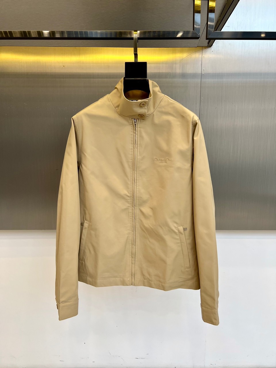 Dio迪奥、2025秋冬新品极简美学夹克。这款夹克采用立领设计搭配顺滑拉链开合系统，衣身以极简剪裁勾勒利