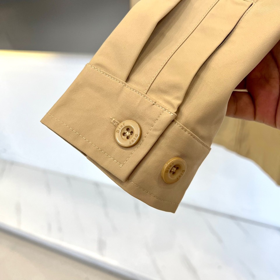 Dio迪奥、2025秋冬新品极简美学夹克。这款夹克采用立领设计搭配顺滑拉链开合系统，衣身以极简剪裁勾勒利