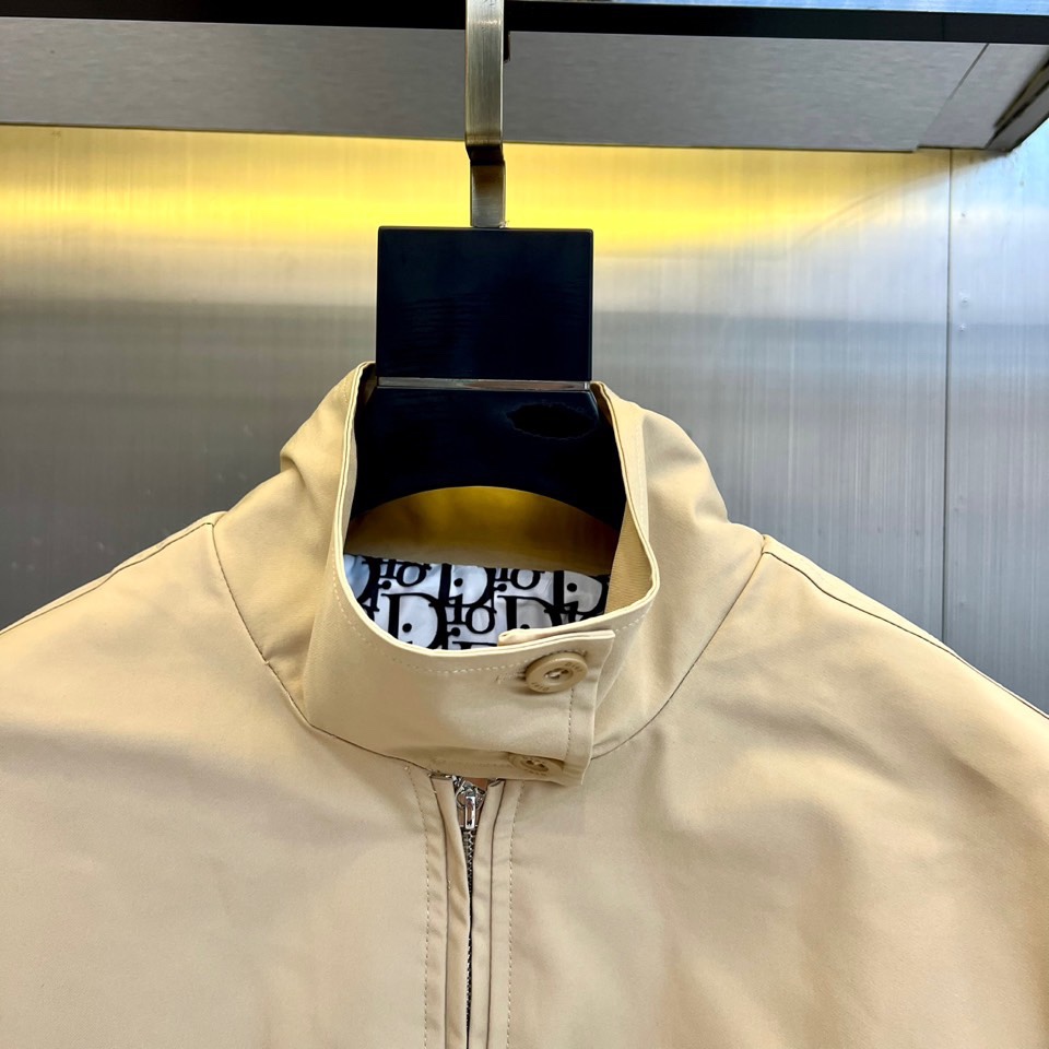 Dio迪奥、2025秋冬新品极简美学夹克。这款夹克采用立领设计搭配顺滑拉链开合系统，衣身以极简剪裁勾勒利