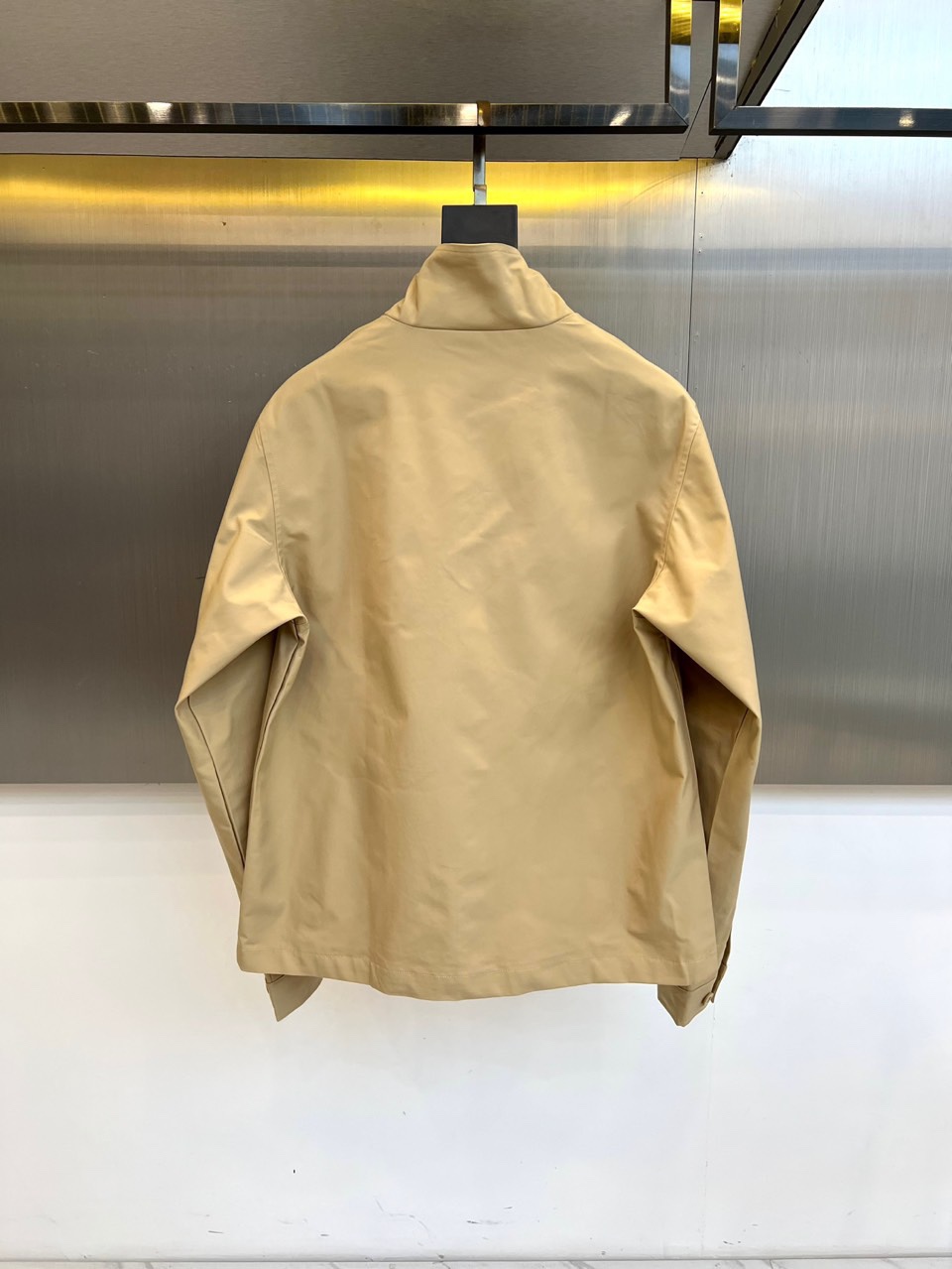 Dio迪奥、2025秋冬新品极简美学夹克。这款夹克采用立领设计搭配顺滑拉链开合系统，衣身以极简剪裁勾勒利