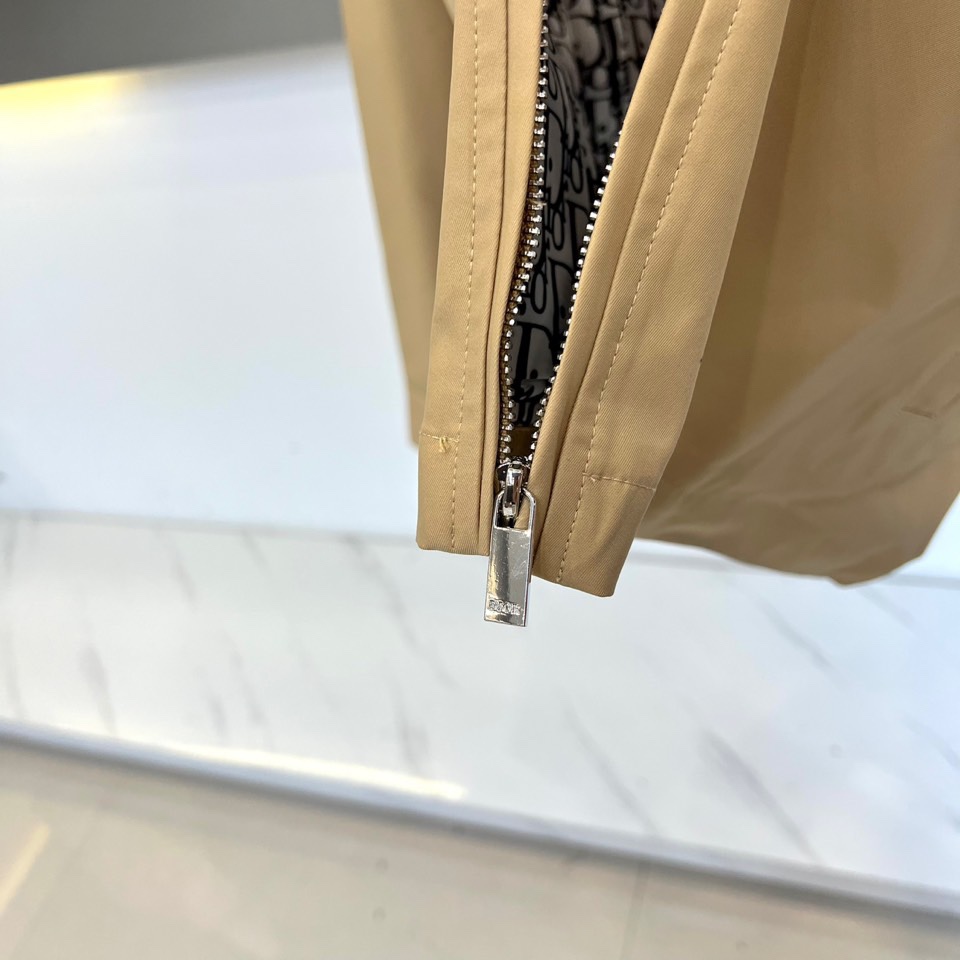 Dio迪奥、2025秋冬新品极简美学夹克。这款夹克采用立领设计搭配顺滑拉链开合系统，衣身以极简剪裁勾勒利