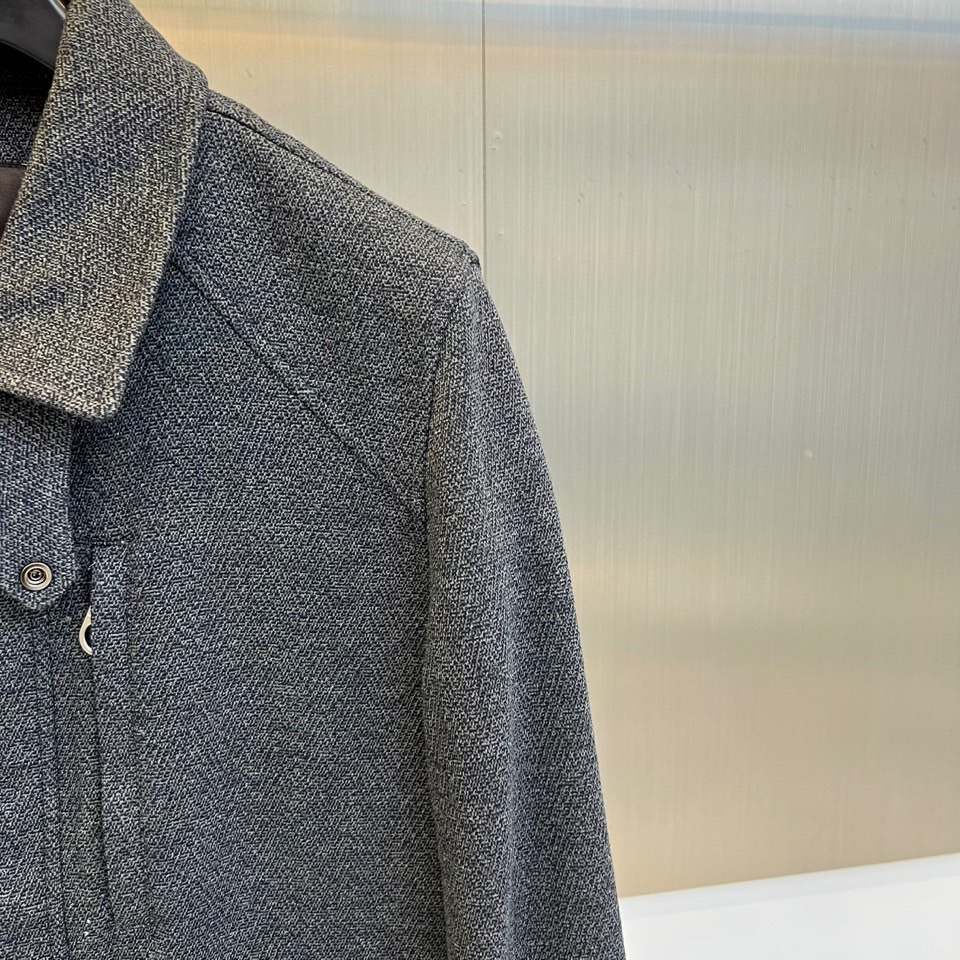 Loro Piana 2025秋冬新品男士夹克，以浅灰色调诠释意式低调奢华。这款夹克采用经典翻领设计，前