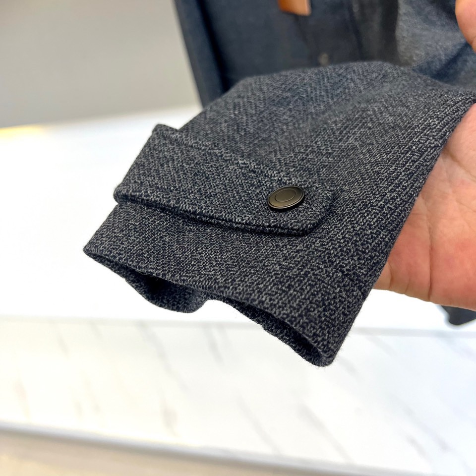 Loro Piana 2025秋冬新品男士夹克，以浅灰色调诠释意式低调奢华。这款夹克采用经典翻领设计，前