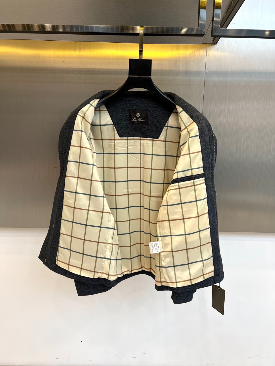 Loro Piana 2025秋冬新品男士夹克，以浅灰色调诠释意式低调奢华。这款夹克采用经典翻领设计，前