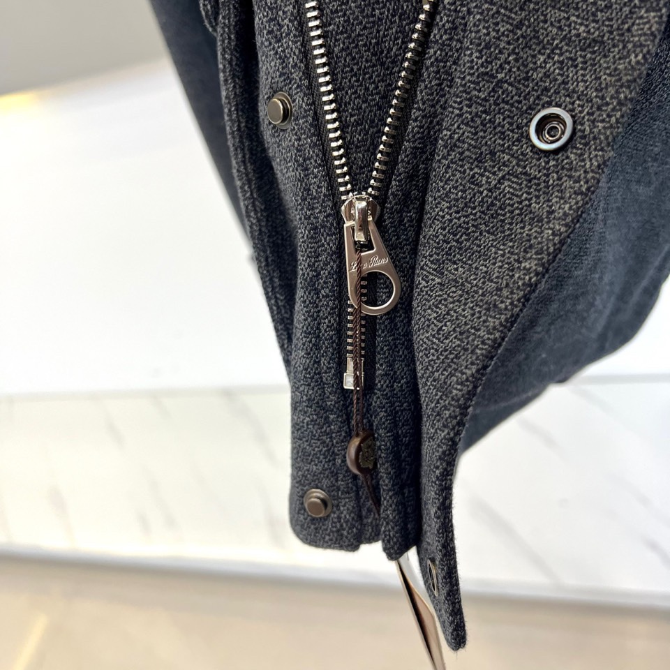 Loro Piana 2025秋冬新品男士夹克，以浅灰色调诠释意式低调奢华。这款夹克采用经典翻领设计，前