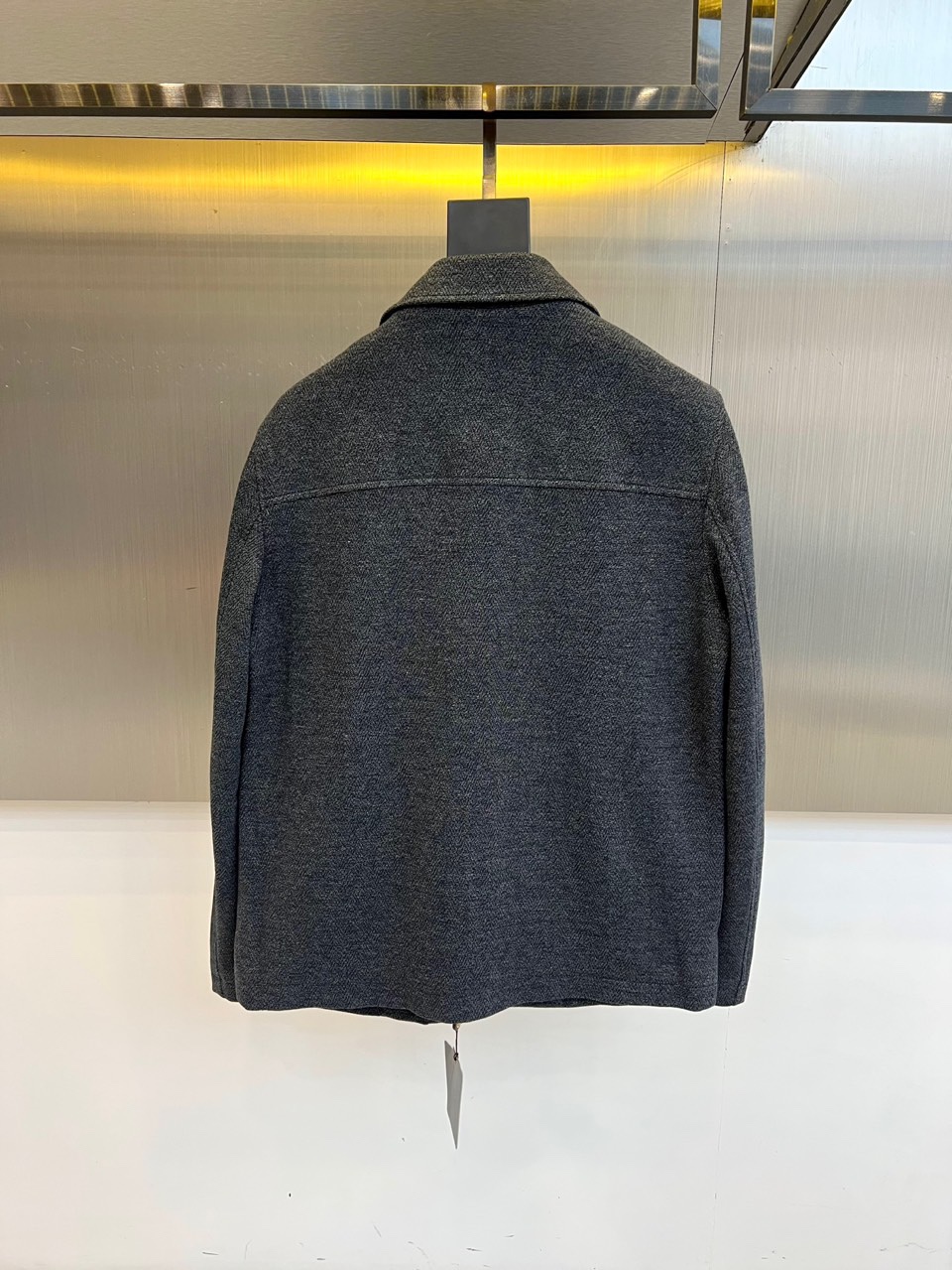 Loro Piana 2025秋冬新品男士夹克，以浅灰色调诠释意式低调奢华。这款夹克采用经典翻领设计，前