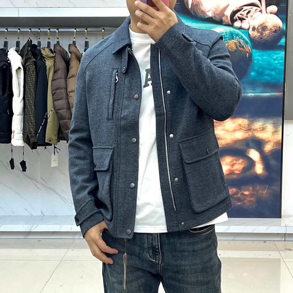 Loro Piana 2025秋冬新品男士夹克，以浅灰色调诠释意式低调奢华。这款夹克采用经典翻领设计，前