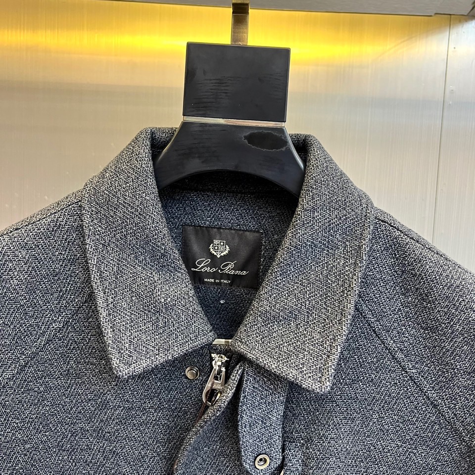 Loro Piana 2025秋冬新品男士夹克，以浅灰色调诠释意式低调奢华。这款夹克采用经典翻领设计，前