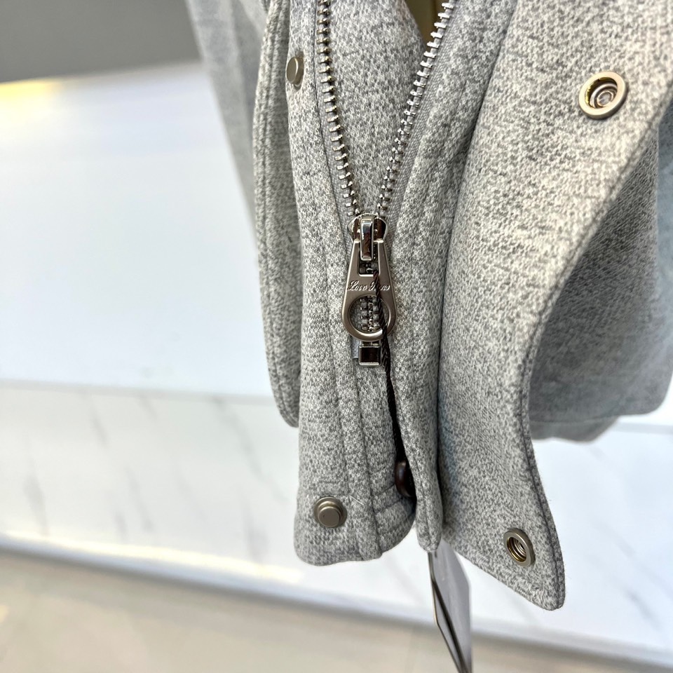 Loro Piana 2025秋冬新品男士夹克，以浅灰色调诠释意式低调奢华。这款夹克采用经典翻领设计，前