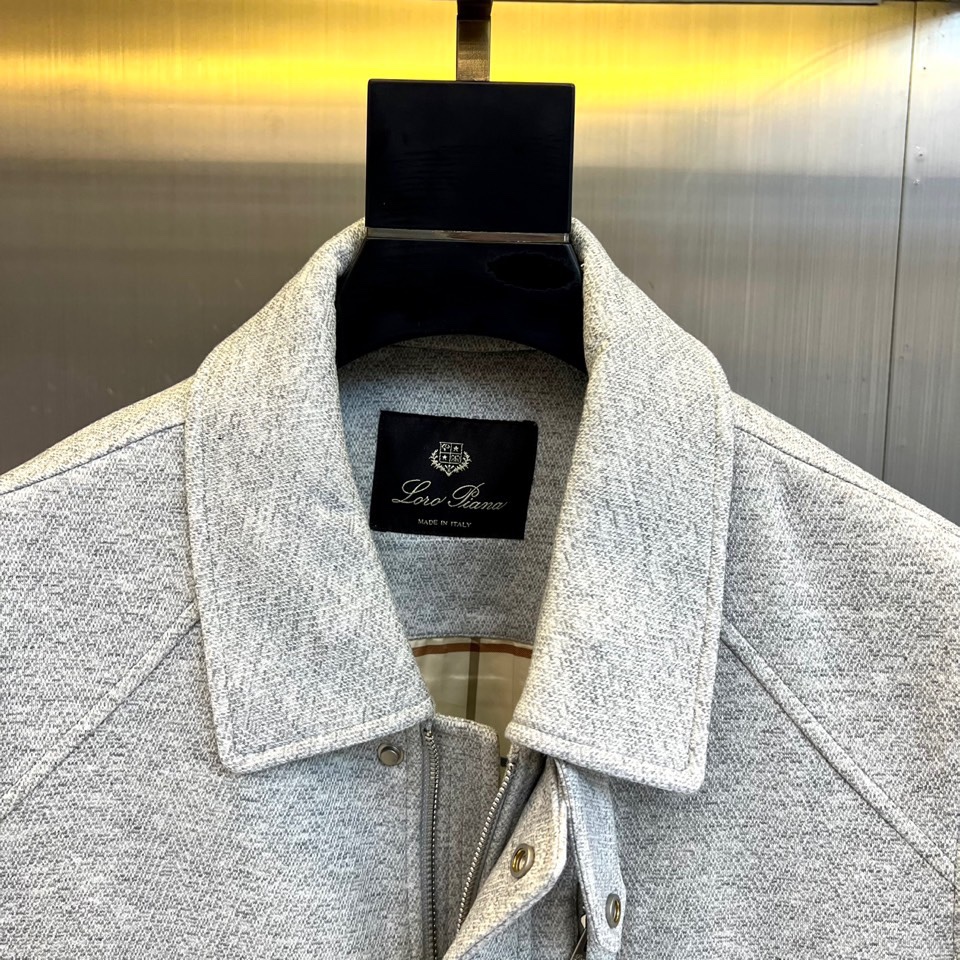 Loro Piana 2025秋冬新品男士夹克，以浅灰色调诠释意式低调奢华。这款夹克采用经典翻领设计，前