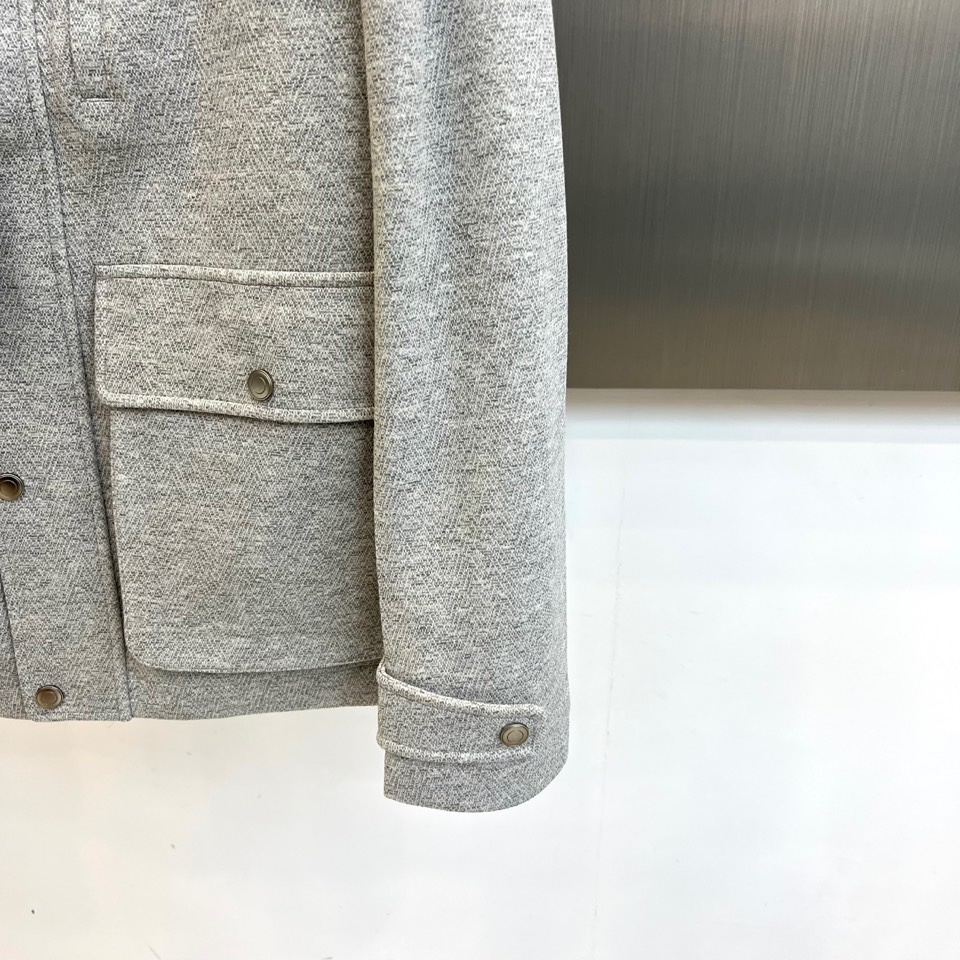 Loro Piana 2025秋冬新品男士夹克，以浅灰色调诠释意式低调奢华。这款夹克采用经典翻领设计，前