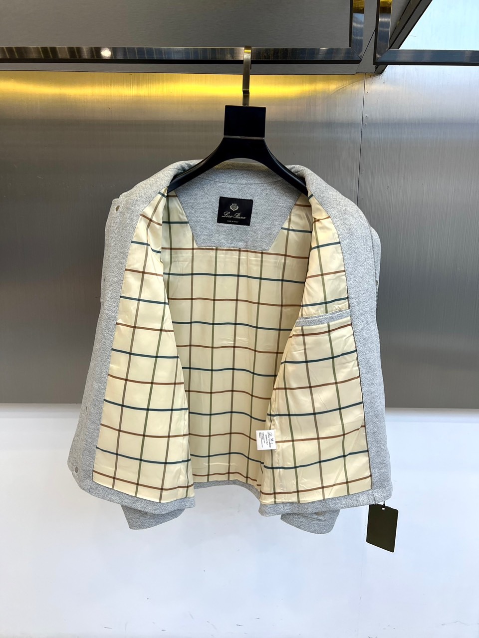 Loro Piana 2025秋冬新品男士夹克，以浅灰色调诠释意式低调奢华。这款夹克采用经典翻领设计，前