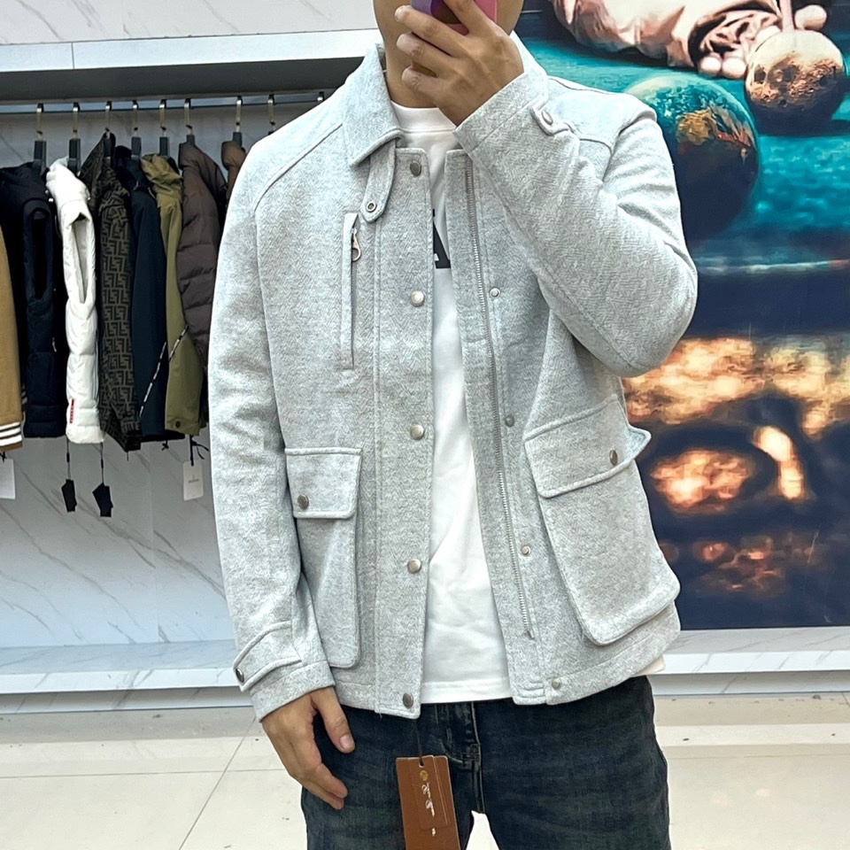 Loro Piana 2025秋冬新品男士夹克，以浅灰色调诠释意式低调奢华。这款夹克采用经典翻领设计，前