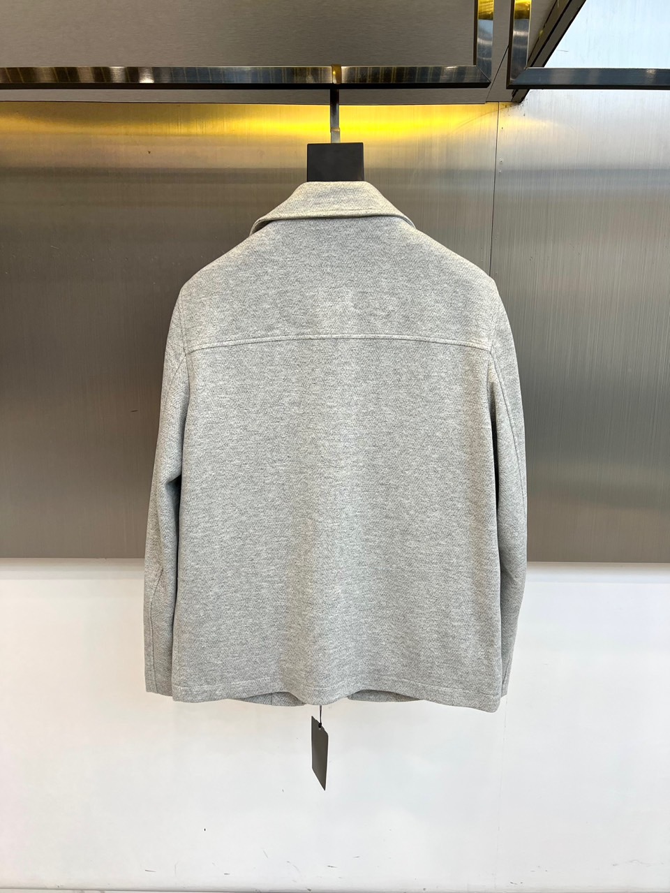 Loro Piana 2025秋冬新品男士夹克，以浅灰色调诠释意式低调奢华。这款夹克采用经典翻领设计，前