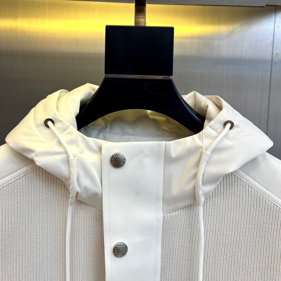 Mon蒙口、2025秋冬新品都市针织拼接羽绒服外套夹克。连帽设计搭配银色纽扣开合系统，左胸贴袋饰有品牌经