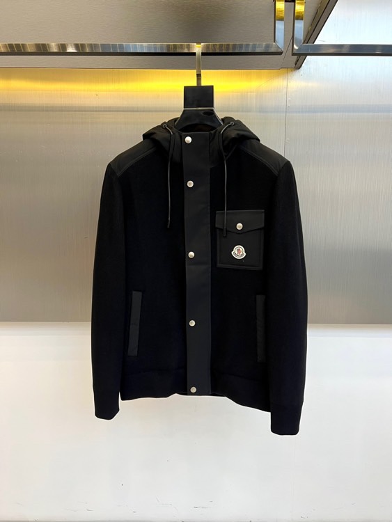 Mon蒙口、2025秋冬新品都市针织拼接羽绒服外套夹克。连帽设计搭配银色纽扣开合系统，左胸贴袋饰有品牌经