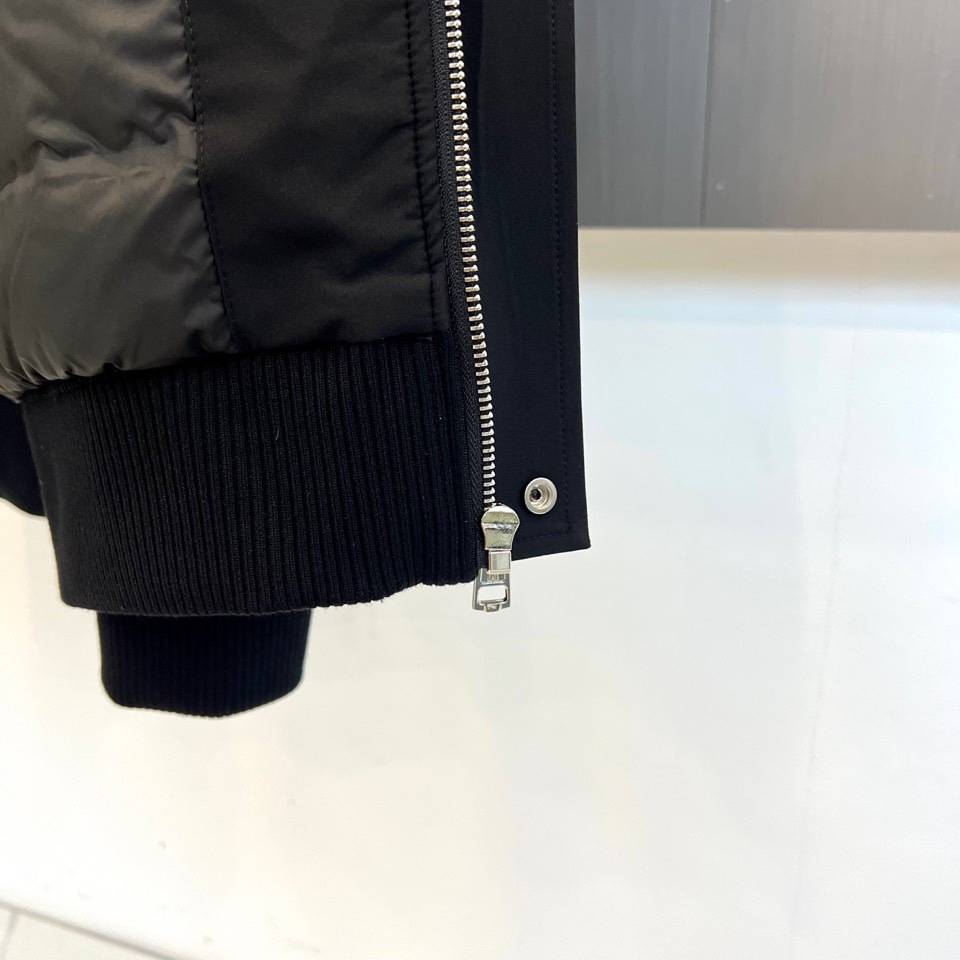 Mon蒙口、2025秋冬新品都市针织拼接羽绒服外套夹克。连帽设计搭配银色纽扣开合系统，左胸贴袋饰有品牌经