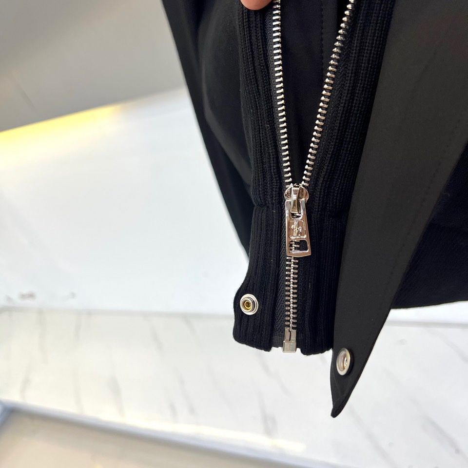 Mon蒙口、2025秋冬新品都市针织拼接羽绒服外套夹克。连帽设计搭配银色纽扣开合系统，左胸贴袋饰有品牌经