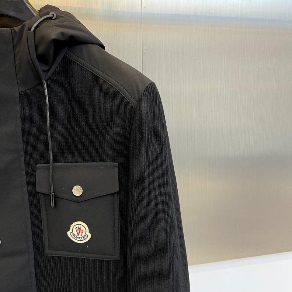 Mon蒙口、2025秋冬新品都市针织拼接羽绒服外套夹克。连帽设计搭配银色纽扣开合系统，左胸贴袋饰有品牌经