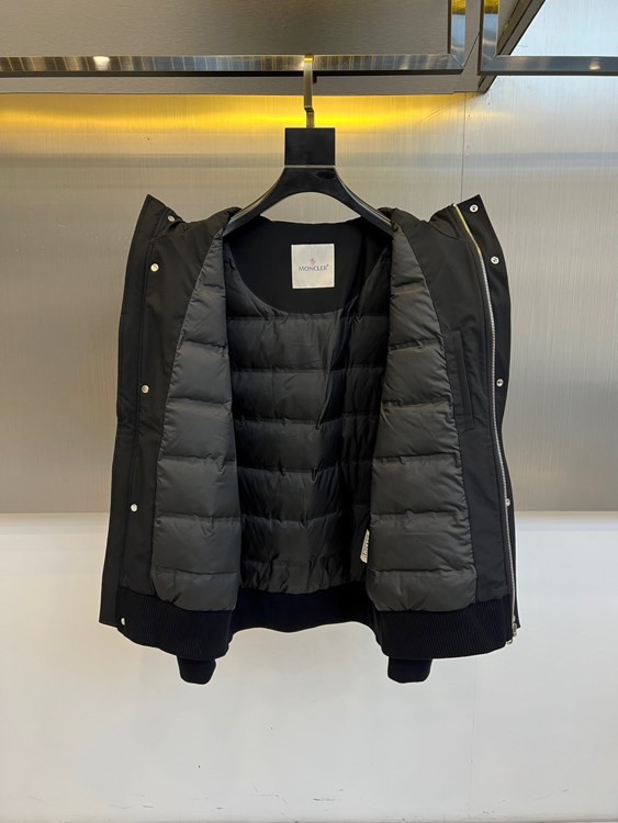 Mon蒙口、2025秋冬新品都市针织拼接羽绒服外套夹克。连帽设计搭配银色纽扣开合系统，左胸贴袋饰有品牌经