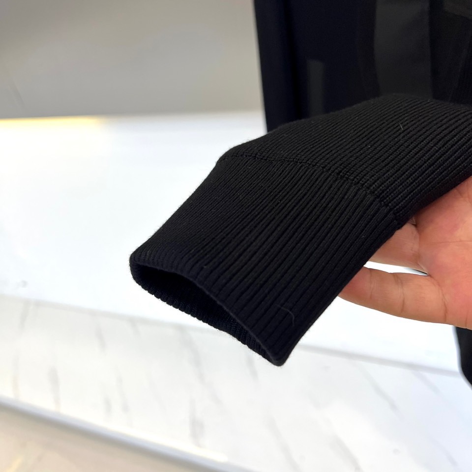 Mon蒙口、2025秋冬新品都市针织拼接羽绒服外套夹克。连帽设计搭配银色纽扣开合系统，左胸贴袋饰有品牌经