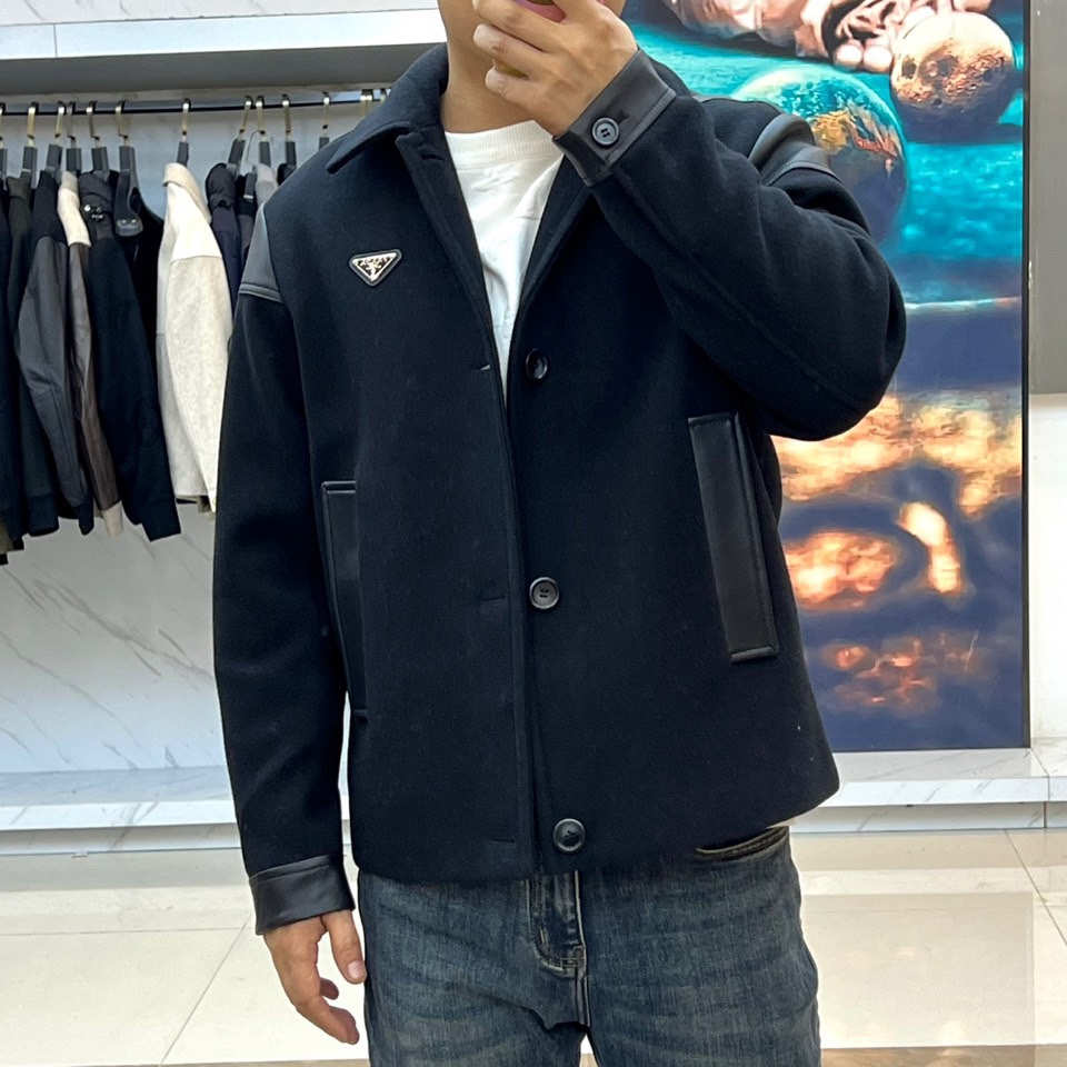 Prad普拉、2025秋冬新品 PRADA绗缝工艺夹克，这款夹克采用立领设计搭配金属拉链开合系统，衣身运