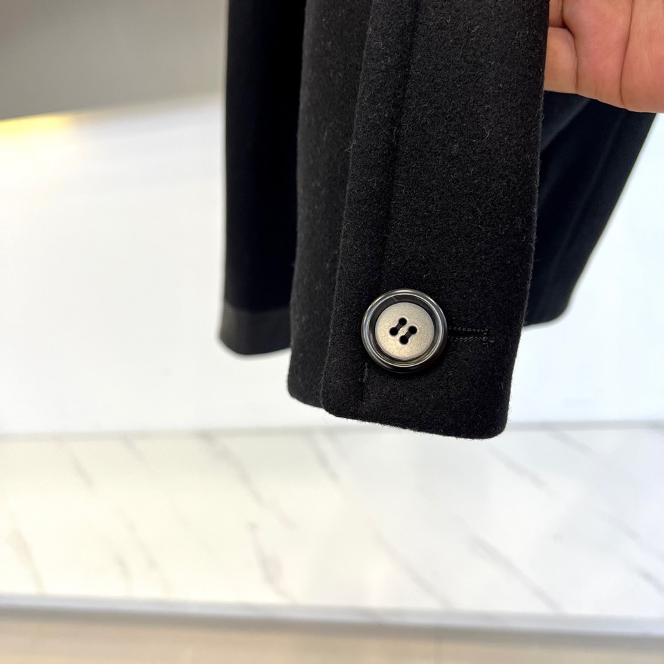 Prad普拉、2025秋冬新品 PRADA绗缝工艺夹克，这款夹克采用立领设计搭配金属拉链开合系统，衣身运