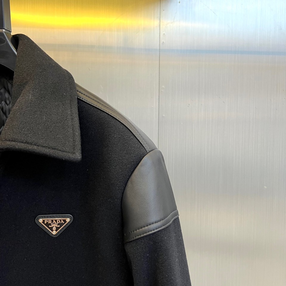 Prad普拉、2025秋冬新品 PRADA绗缝工艺夹克，这款夹克采用立领设计搭配金属拉链开合系统，衣身运