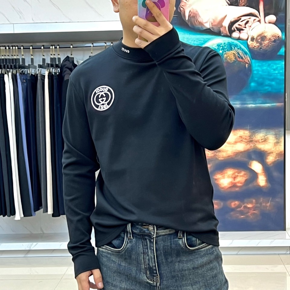 Gucc古驰、2025秋冬新品男士白色长袖上衣，以纯净白色诠释意式奢华美学。衣领处饰有黑色“GUCCI”