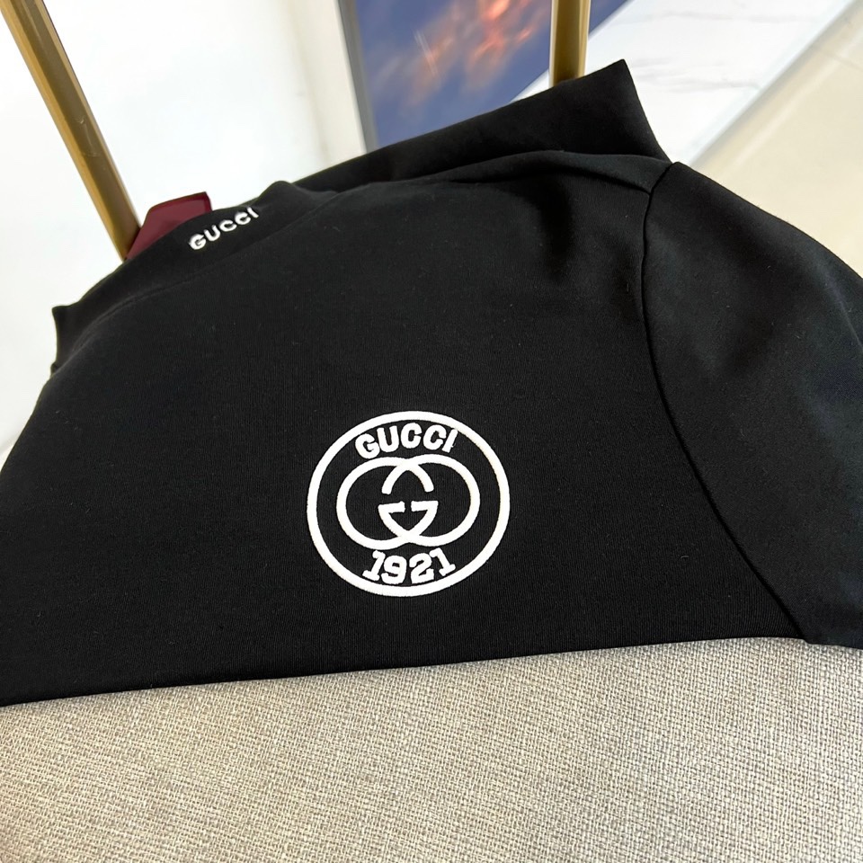 Gucc古驰、2025秋冬新品男士白色长袖上衣，以纯净白色诠释意式奢华美学。衣领处饰有黑色“GUCCI”