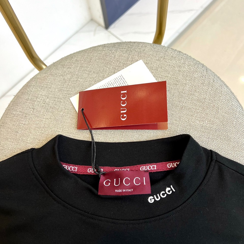 Gucc古驰、2025秋冬新品男士白色长袖上衣，以纯净白色诠释意式奢华美学。衣领处饰有黑色“GUCCI”