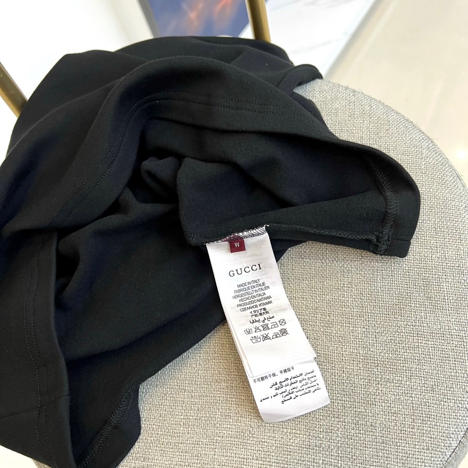 Gucc古驰、2025秋冬新品男士白色长袖上衣，以纯净白色诠释意式奢华美学。衣领处饰有黑色“GUCCI”