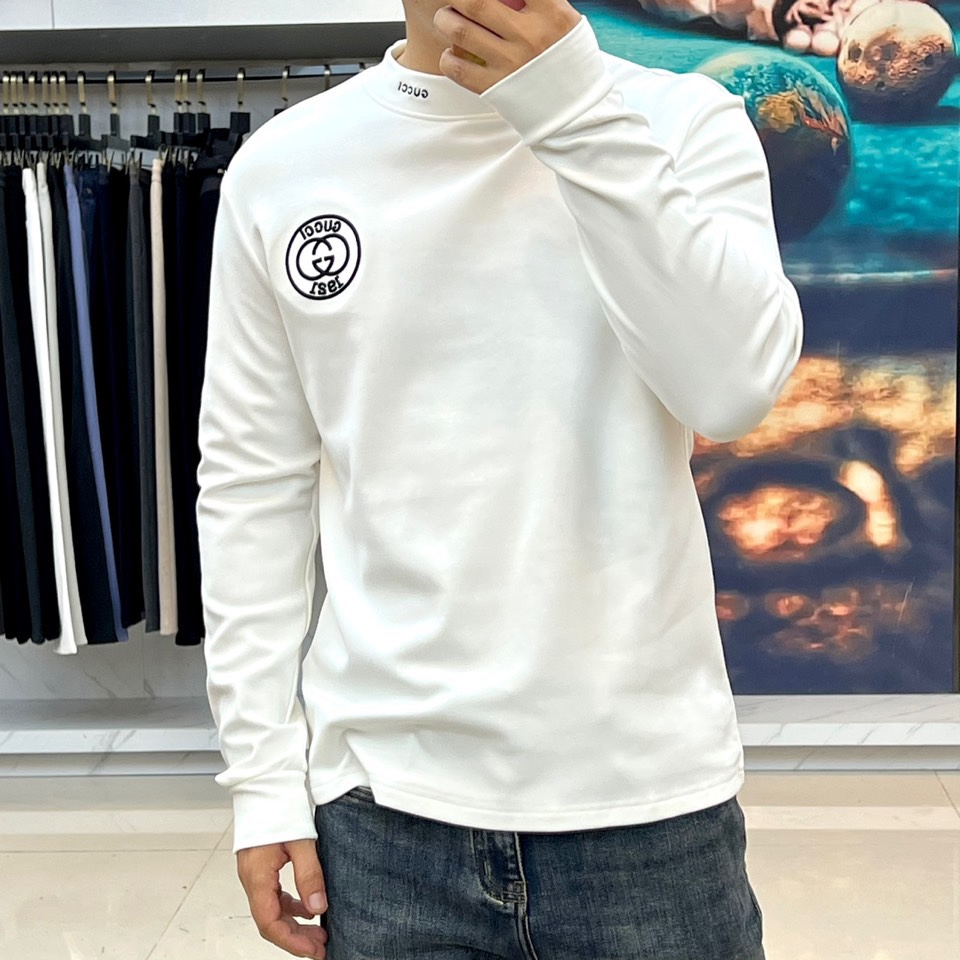 Gucc古驰、2025秋冬新品男士白色长袖上衣，以纯净白色诠释意式奢华美学。衣领处饰有黑色“GUCCI”