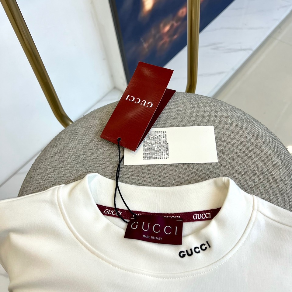 Gucc古驰、2025秋冬新品男士白色长袖上衣，以纯净白色诠释意式奢华美学。衣领处饰有黑色“GUCCI”