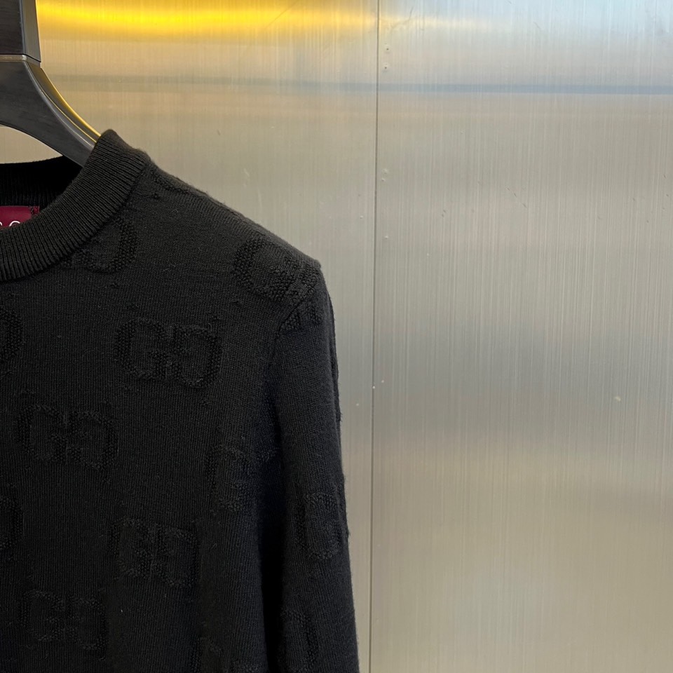 Gucc古驰、2025秋冬新品灰色毛衣以经典GG压纹图案演绎意式奢华美学。这款圆领毛衣采用宽松版型设计，