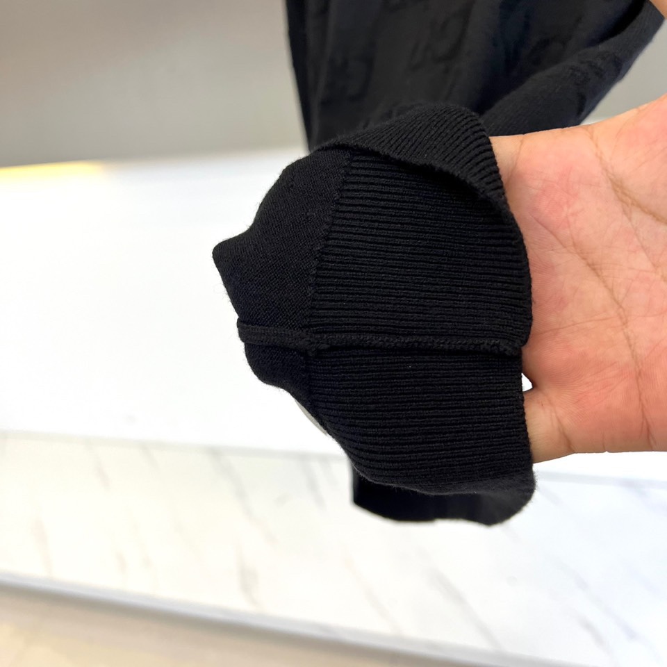 Gucc古驰、2025秋冬新品灰色毛衣以经典GG压纹图案演绎意式奢华美学。这款圆领毛衣采用宽松版型设计，