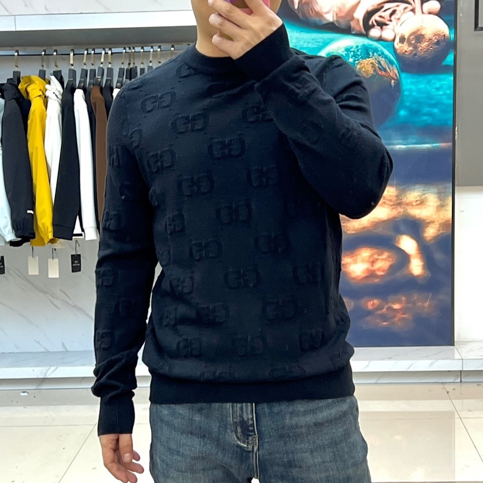 Gucc古驰、2025秋冬新品灰色毛衣以经典GG压纹图案演绎意式奢华美学。这款圆领毛衣采用宽松版型设计，