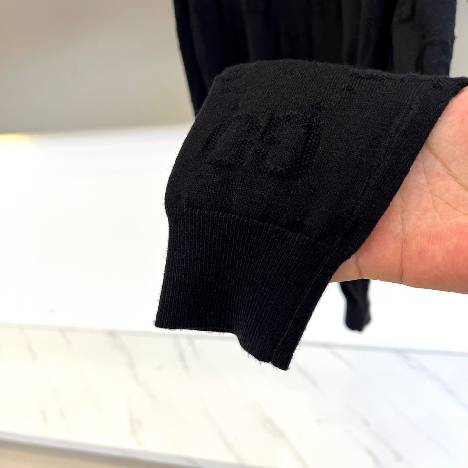 Gucc古驰、2025秋冬新品灰色毛衣以经典GG压纹图案演绎意式奢华美学。这款圆领毛衣采用宽松版型设计，