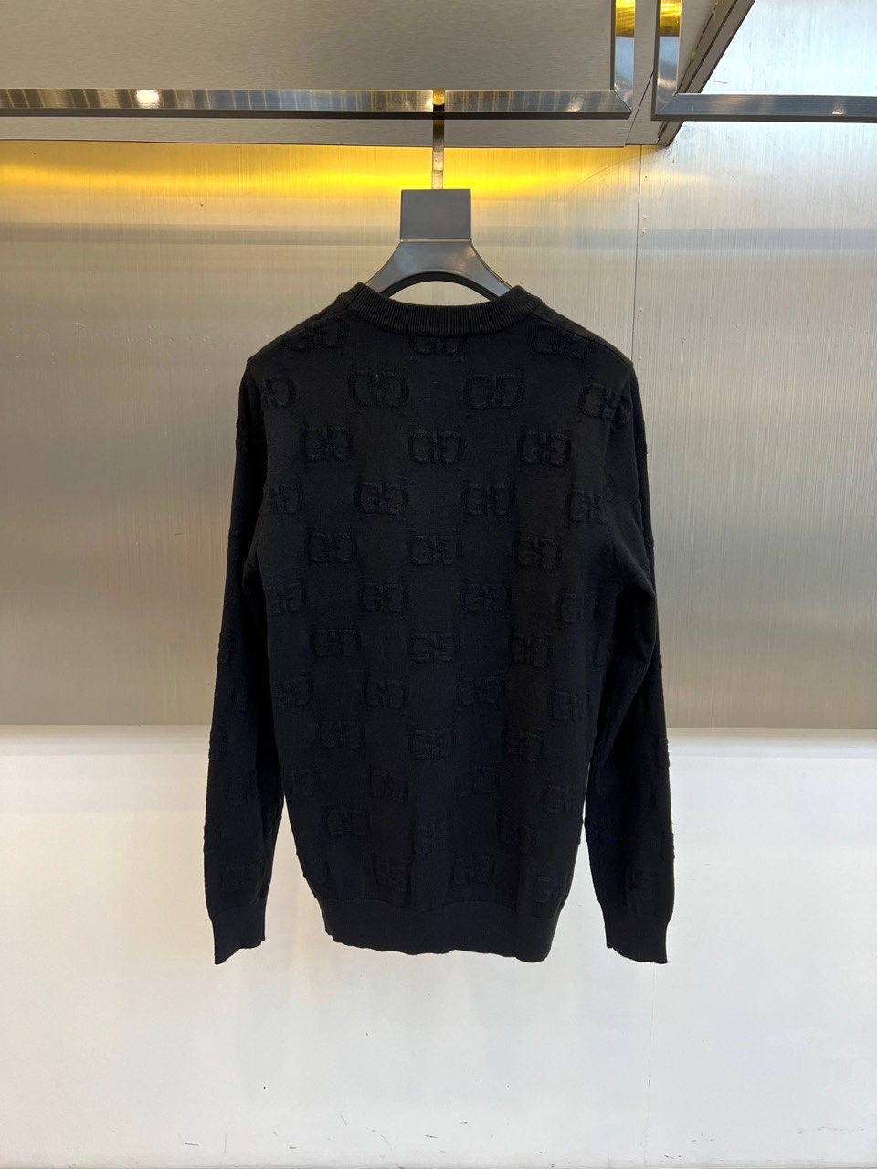 Gucc古驰、2025秋冬新品灰色毛衣以经典GG压纹图案演绎意式奢华美学。这款圆领毛衣采用宽松版型设计，