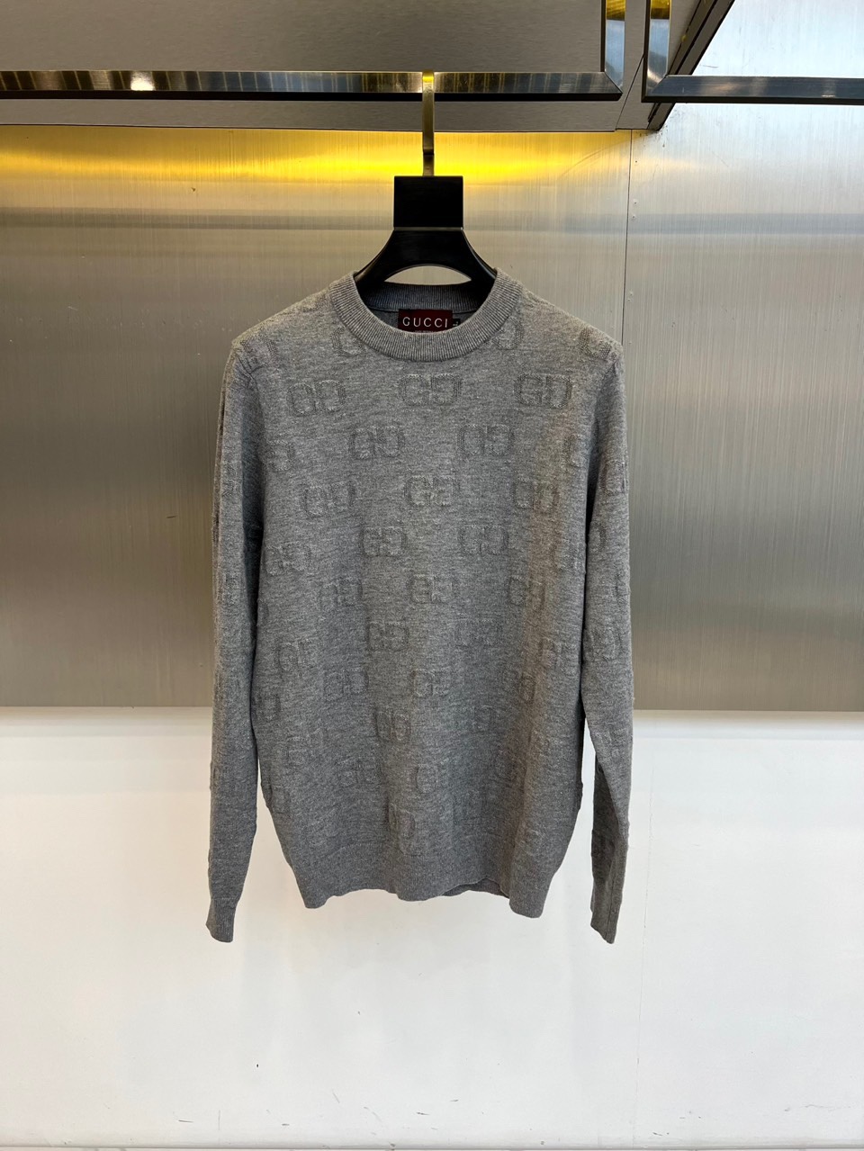 Gucc古驰、2025秋冬新品灰色毛衣以经典GG压纹图案演绎意式奢华美学。这款圆领毛衣采用宽松版型设计，
