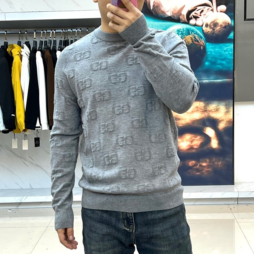 Gucc古驰、2025秋冬新品灰色毛衣以经典GG压纹图案演绎意式奢华美学。这款圆领毛衣采用宽松版型设计，