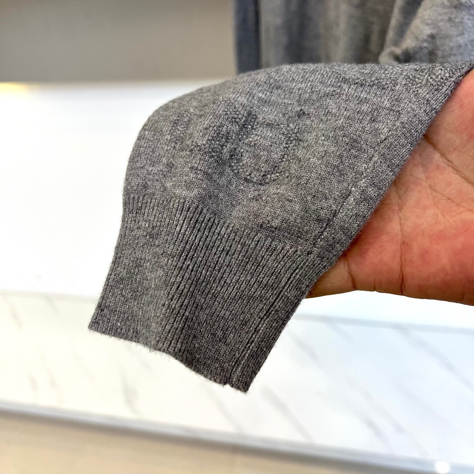 Gucc古驰、2025秋冬新品灰色毛衣以经典GG压纹图案演绎意式奢华美学。这款圆领毛衣采用宽松版型设计，