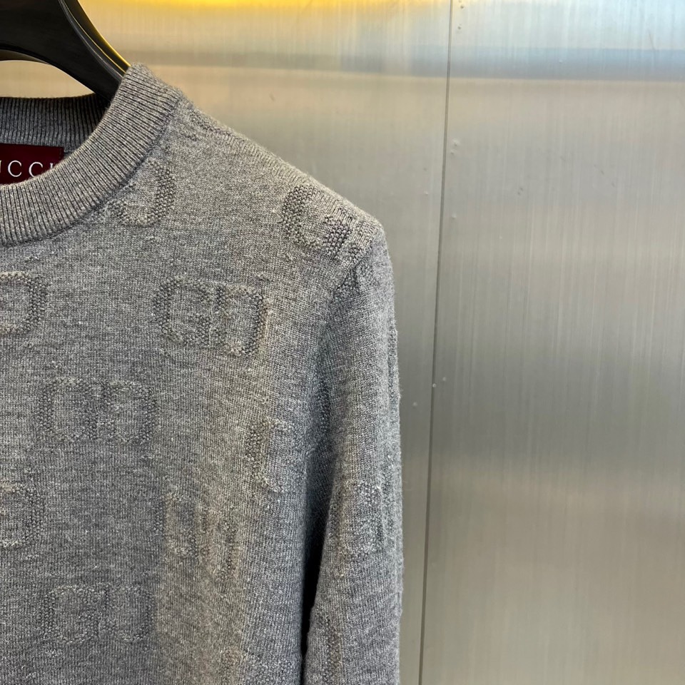 Gucc古驰、2025秋冬新品灰色毛衣以经典GG压纹图案演绎意式奢华美学。这款圆领毛衣采用宽松版型设计，