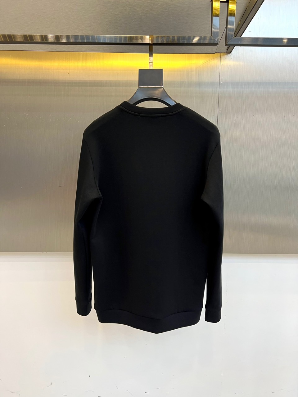 Dio迪奥、2025秋冬新品男士空气层卫衣，这款圆领卫衣采用95%棉与5%氨纶混纺的空气层面料，通过独特