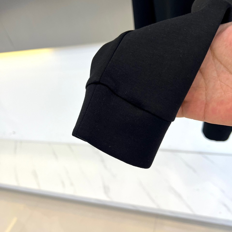 Dio迪奥、2025秋冬新品男士空气层卫衣，这款圆领卫衣采用95%棉与5%氨纶混纺的空气层面料，通过独特