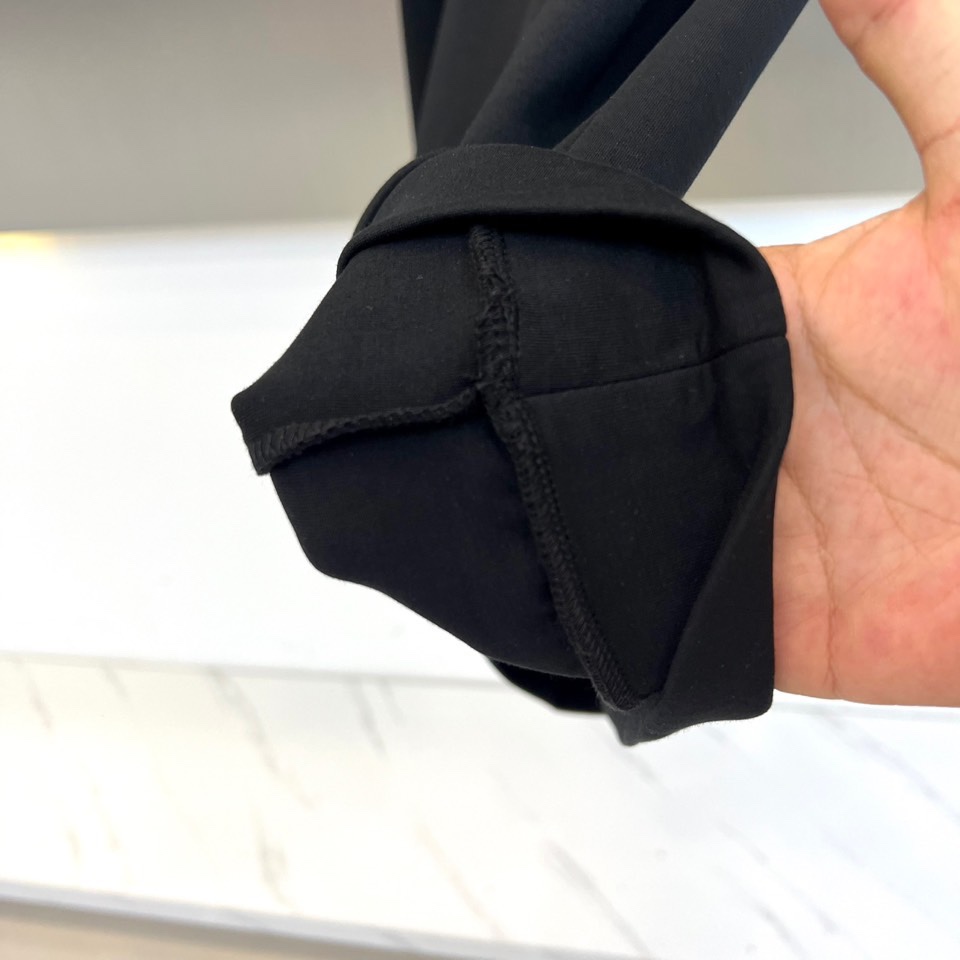 Dio迪奥、2025秋冬新品男士空气层卫衣，这款圆领卫衣采用95%棉与5%氨纶混纺的空气层面料，通过独特